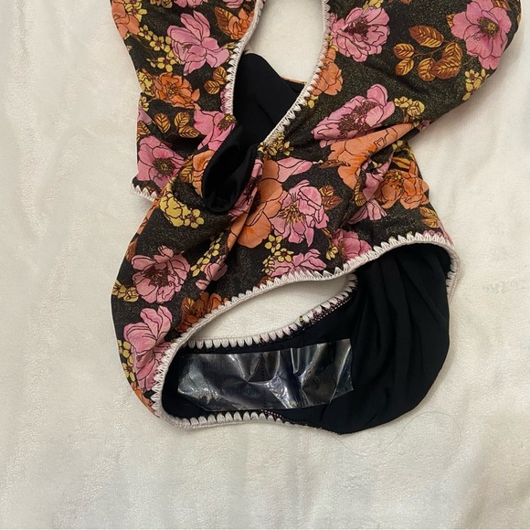 New! Victoria’s Secret Floral Cutout Ruffled One Piece Swimsuit 3535 - Picture 5 of 7